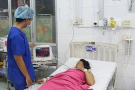 Mổ bắt con cho sản phụ bong nhau non thể nặng