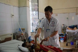  Bé gái 13 tuổi trượt chân ngã chấn thương vùng kín