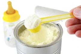 Thêm 3 lô sữa Pháp vào Việt Nam bị nhiễm khuẩn