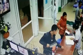 Xách dao phay vào BV đòi 'giải quyết' bác sĩ 