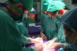 Phẫu thuật 'trả lại' tinh hoàn cho bé trai 2 tuổi