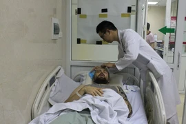 GV nước ngoài nhập viện với nhiều vết bầm, hôn mê ở lề đường