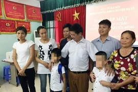 Hai gia đình ở Ba Vì trao trả con sau 6 năm trao nhầm
