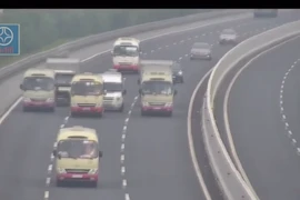 3 xe khách dàn hàng ngang trên cao tốc