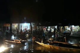 Mưa khủng khiếp, dân bơi thuyền ra quốc lộ