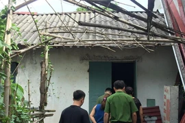 Khám nhà 2 bị can vụ gian lận điểm thi tại Hòa Bình