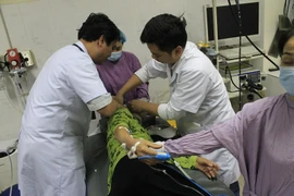 Suýt chết tức tưởi vì ngậm đá nano trị bách bệnh