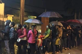 Xếp hàng từ 3 giờ sáng chờ xét nghiệm sán lợn cho con 