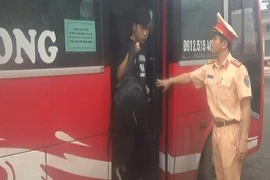 Lợi dụng ngày lễ, xe khách 29 chỗ nhồi nhét 64 người