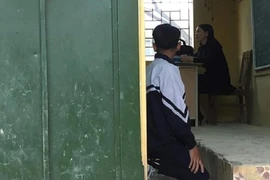 Cô giáo bắt học sinh quỳ trước lớp bị đình chỉ giảng dạy