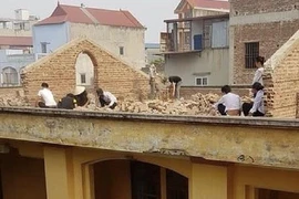 8 học sinh bị phạt lên mái nhà đẽo gạch dưới trời nắng gắt