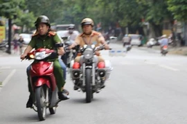 Công an hú còi 'hộ tống' thí sinh ngủ muộn đến phòng thi