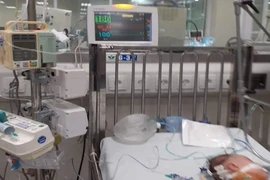 Bé 3 tháng nguy kịch vì uống sữa non trộn với sữa mẹ