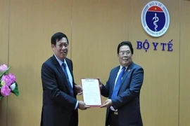 Ông Đỗ Xuân Tuyên (bên trái) nhận quyết định chuẩn y. 