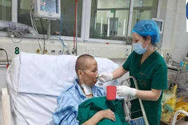 Bác gái bệnh nhân 17 hồi phục ngoạn mục, vẫy tay chào bác sĩ 