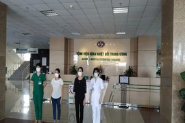 Hai bệnh nhân vừa được công bố khỏi bệnh COVID-19 ngày 21-5. Ảnh: HP