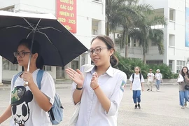 Thi lớp 10 ở Hà Nội: 'Chưa thấy đề tiếng Anh nào dễ như vậy' 