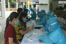 COVID-19: Đội đặc nhiệm của Bộ Y tế làm việc xuyên ngày đêm 