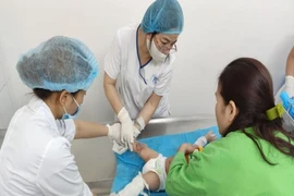 Bé 7 tháng tuổi bỏng nước sôi nặng do mẹ sơ cứu sai cách