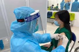 1 người sốc phản vệ độ 3 sau tiêm vaccine của AstraZeneca
