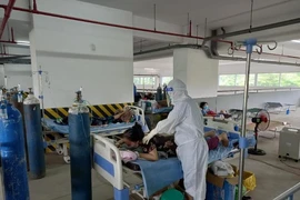 Thủ tướng: Phải quan tâm hơn nữa đến đội ngũ y, bác sĩ chống dịch