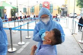 Bộ Y tế đề nghị kiểm tra, xử lý việc thu phí xét nghiệm COVID-19 sai quy định