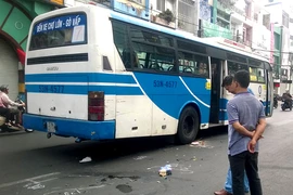 Ngồi tránh nắng, một phụ nữ bị xe buýt cán qua người