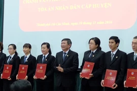 TP.HCM: Bổ nhiệm chánh văn phòng 24 tòa quận, huyện