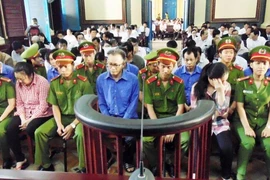 Gần hết cán bộ hải quan cửa khẩu Khánh Bình hầu tòa