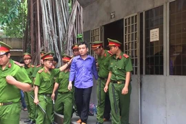 Khó xử 'tập đoàn' mua bán hàng cấm bằng... 'bí danh'
