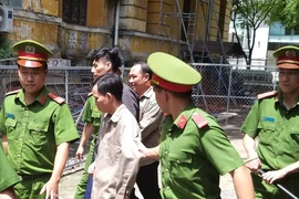 Đưa tiền cho kẻ lừa, nhiều người nhận án tù 