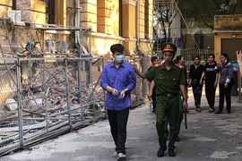 Lên mạng nghĩ chiêu lừa, thanh niên phạm 1 lúc 3 tội
