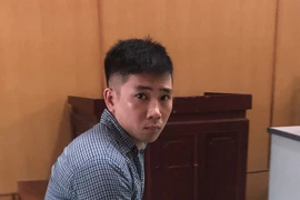 Tưới xăng, dọa đốt chủ quán cà phê vì ngăn cản tình cảm