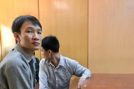 Bị bắt vì mua ma tuý, khám xe phát hiện thêm súng và đạn