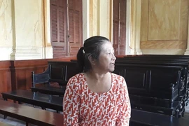 Người phụ nữ trộm giấy tờ đất của khách đến nhà chơi