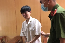 2 người đàn ông nước ngoài rủ nữ tiếp viên về ngủ qua đêm