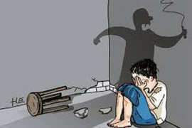 Sắp xử cha dượng đánh đập, châm điếu thuốc vào người bé gái