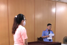 Nữ nhân viên quen tay hết trộm tiền đến trộm nữ trang 
