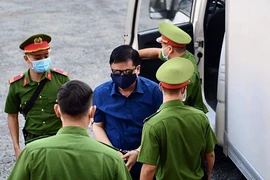 Ông Đinh La Thăng đeo kính đen và khẩu trang đến TAND TP.HCM