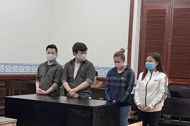 2 cặp vợ chồng sáng sớm đi trộm, chiều đem trả