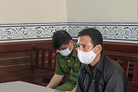 Tưới 5 lít xăng dọa giết em gái 