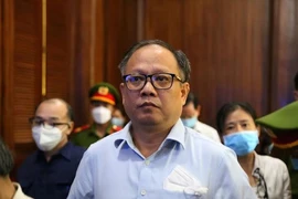 Ông Tất Thành Cang bật khóc khi xin giảm nhẹ cho cấp dưới 