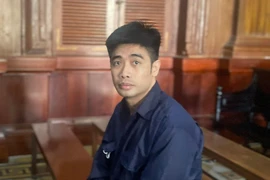 Mẹ khóc lớn sau khi nghe tuyên án con trai sát hại cậu 
