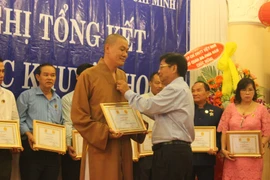 Tạp chí Dạy và Học ngày nay trao quà cho trẻ em khó khăn