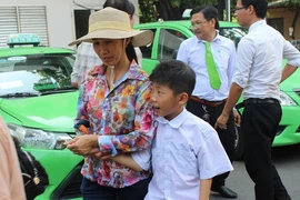 Học sinh bị bạn vô tình làm mù mắt được hỗ trợ