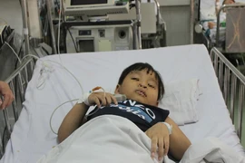 Ho kéo dài do đèn LED chui vào phổi hơn 1 năm 