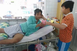 Bị ống pô xe máy đè vào chân 5 phút