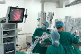 Lần đầu tiên VN phẫu thuật robot trị bệnh nhược cơ ngoạn mục