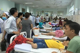 Hơn 30 trẻ nhập viện sau khi ăn bánh mì chà bông
