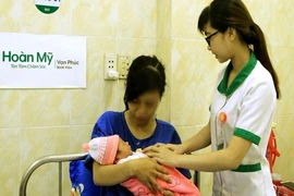Mẹ bầu đi chơi, thai ngôi ngược lọt nửa người ra ngoài